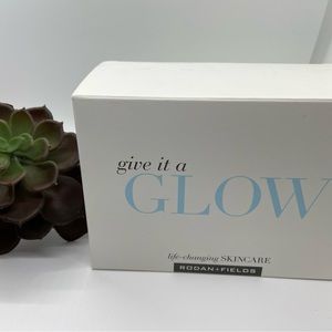 Rodan and Fields give it a glow box of 10 samples.